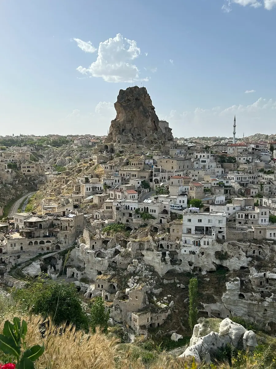 Il castello di Uchisar che si erge sopra i tetti, visto da una terrazza