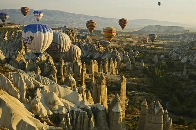 Mongolfiere sopra le valli della Cappadocia all'alba