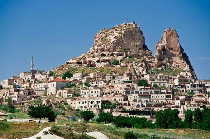 Il villaggio di Uçhisar che sale lungo il pendio sotto la roccia del castello