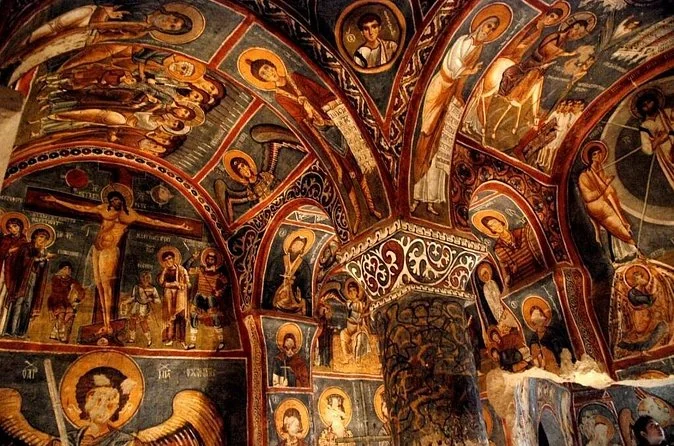 Affreschi bizantini dipinti all'interno di una chiesa rupestre del Museo all'aperto di Göreme