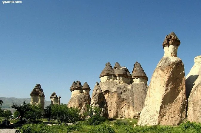 Camini delle fate a forma di fungo a Paşabağ sotto un cielo limpido