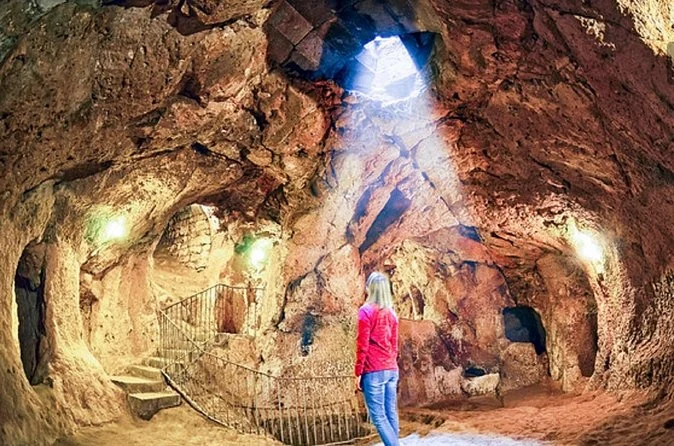 La luce che cade da un pozzo in una camera scavata di una città sotterranea